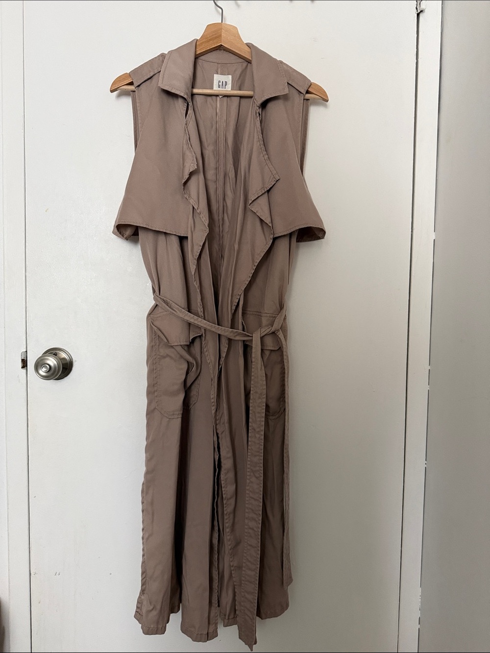 GAP Tencel sleeveless trench vest - front pockets, side slits, & belt - tan - S
